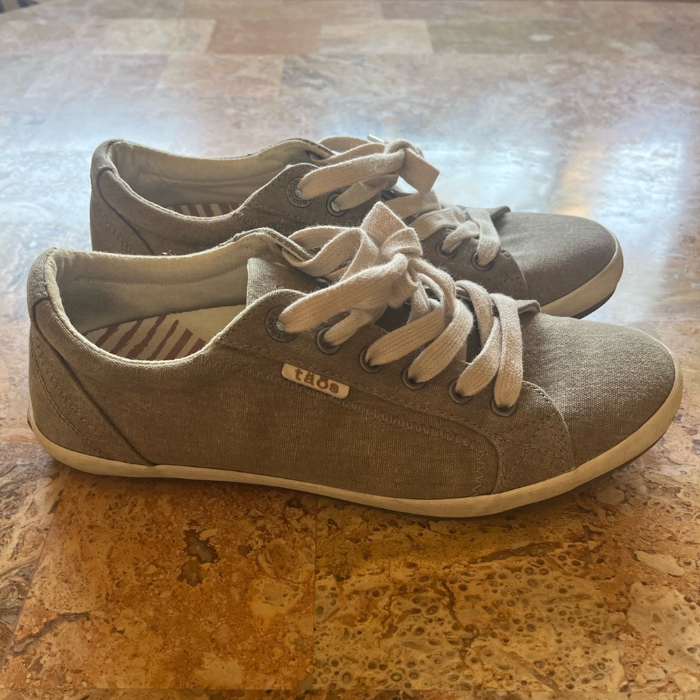 EUC Taos Sz 8
